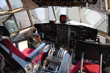 1920px-Lockheed_C-130_Hercules_flight_deck.jpg