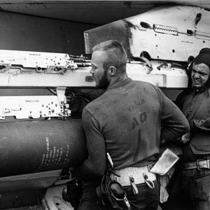 800px Ordnance men apply Mk 82 to VF 194 F 8E c1967