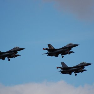 F16 Tigerformation Landinggear Down 2