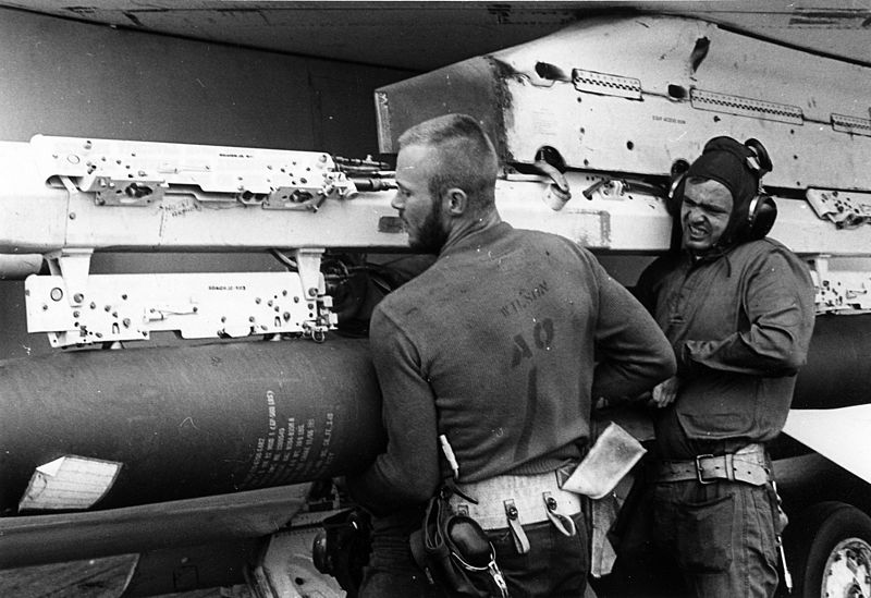 800px Ordnance men apply Mk 82 to VF 194 F 8E c1967