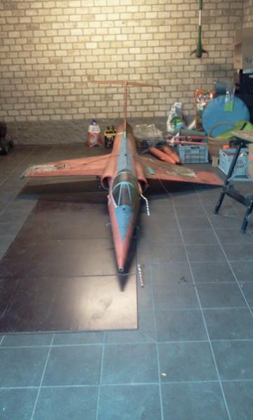 De F-104 in mijn garage klaar voor de stripping.