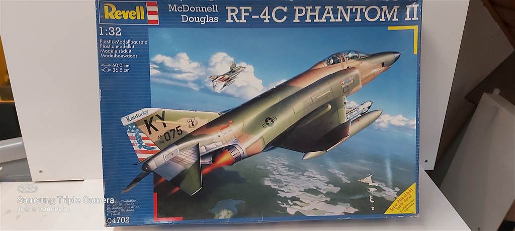 Revell 1-32 Phantom F4C-klein.jpg